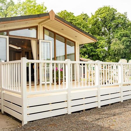 Pass The Keys The Lodge At Point House Farm - Sleeps Up To 6 切斯特 外观 照片